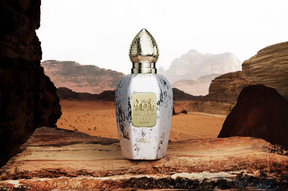 Arabian Crest Dubai Ishq Eau de Parfum Flasche mit goldener Verpackung und arabischen Mustern, elegantes Parfüm für Damen