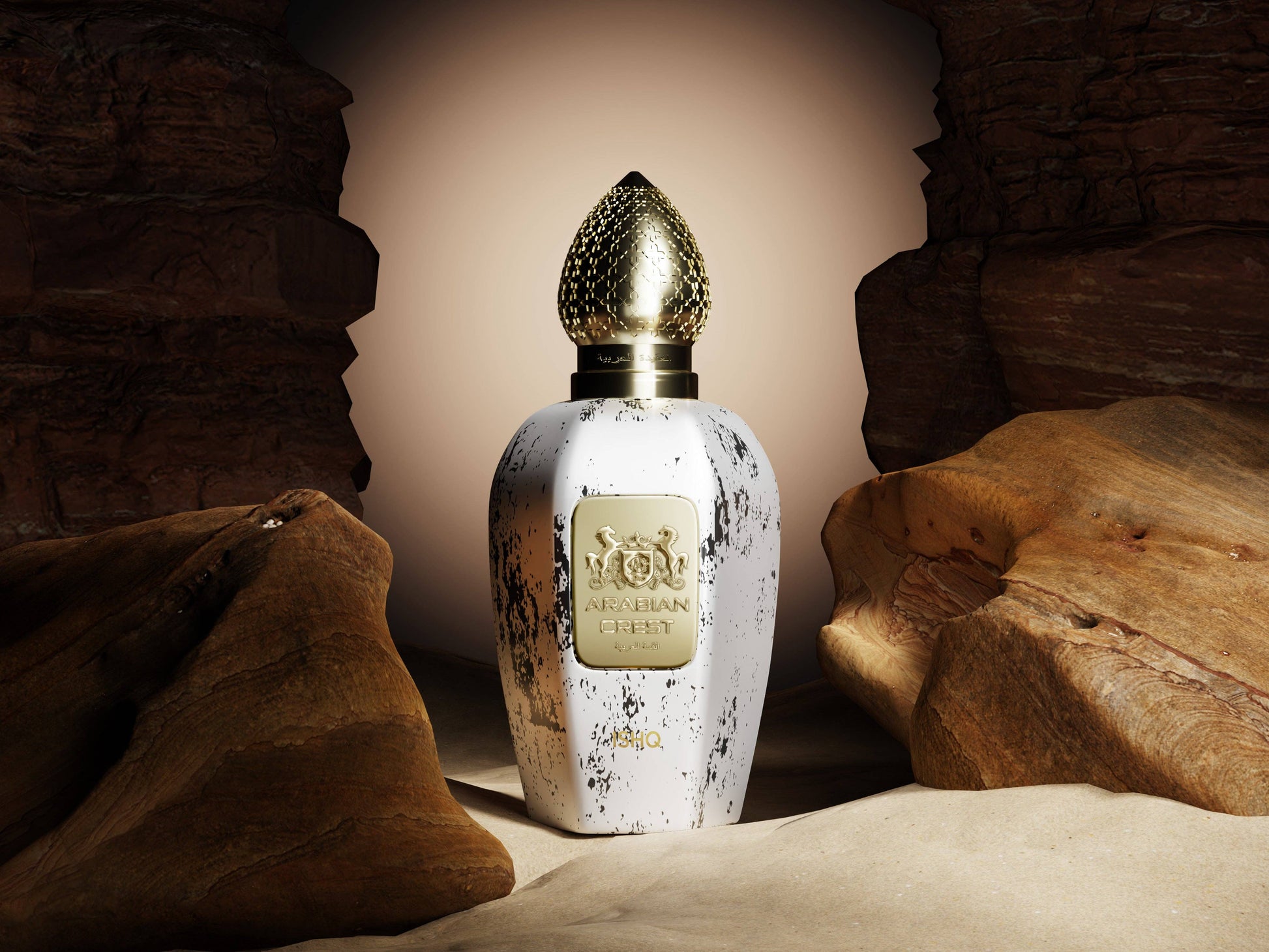 Arabian Crest Dubai Ishq Eau de Parfum Flasche mit goldener Verpackung und arabischen Mustern, elegantes Parfüm-Design, Nahaufnahme